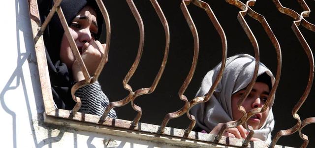 قريبتان للشهيد أحمد النجار خلال تشييعه أمس في قرية بورين بالقرب من نابلس غداة استشهاده برصاص الاحتلال.   رويترز