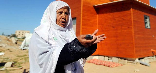 علامات الحزن على وجهه فلسطينية فقدت بيتها خلال العدوان الأخير على غزة.

أ.ف.ب