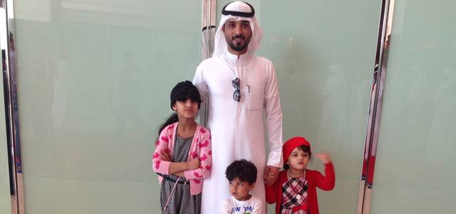 ابن خال علي مبخوت وأطفاله خلال استقبالهم اللاعب.  الإمارات اليوم