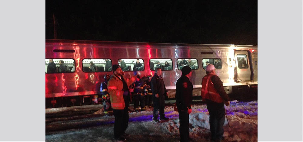 اضطر بعض الركاب إلى تحطيم نوافذ عرباتهم للخروج من القطار - أ ف ب