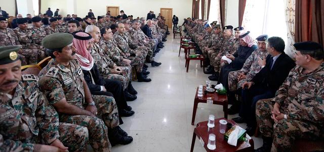 والد الكساسبة يتلقى التعازي من كبار ضباط القوات المسلحة الأردنية بديوان عشيرة الكساسبة في الكرك.  رويترز