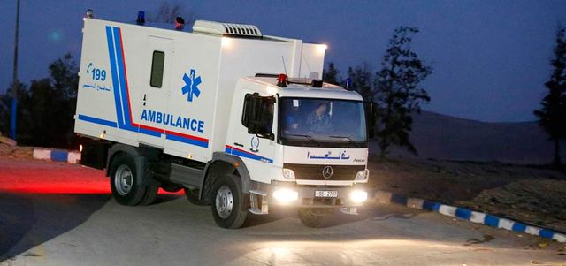 سيارة إسعاف تنقل جثتي الريشاوي والكربولي بعد إعدامهما في سجن سواقة.  رويترز