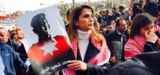 الملكة رانيا تحمل صورة للطيار معاذ الكساسبة خلال تظاهرة حاشدة في عمّان للتنديد بعملية إعدامه على يد تنظيم «داعش».  أ.ف.ب
