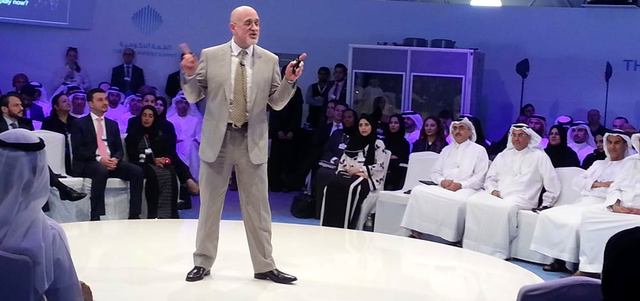 تحقيق السعادة للفرد أمر ينعكس عليه بشكل إيجابي كونها تزيد من نشاطه الذهني. من المصدر