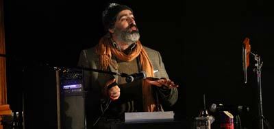 العمل كسر الحدود الفاصلة بين خشبة المسرح وخارجها بشكل تجريبي.