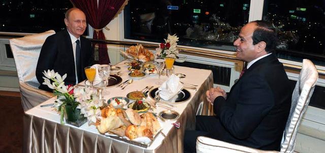 الرئيسان المصري والروسي يلتقيان في المطعم الدوار للبرج. الإمارات اليوم