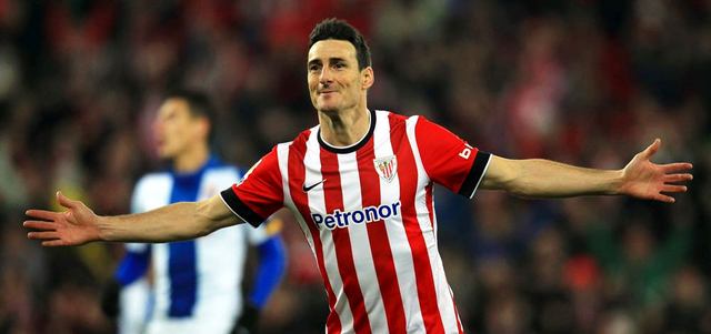 لاعب بلباو أوديريز يحتفل بهدفه في شباك إسبانيول بالكأس.