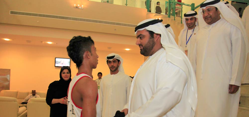 محمد بن حمد الشرقي يهنّئ المسماري. من المصدر