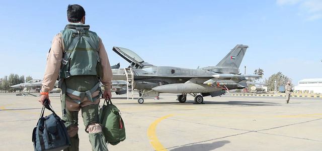 طيار من سرب «إف 16» الإماراتي المتمركز في الأردن . وام