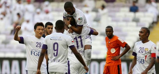 لاعبو العين يحتفلون مع الكثيري بهدفه الأول في شباك عجمان. تصوير: إريك أرازاس