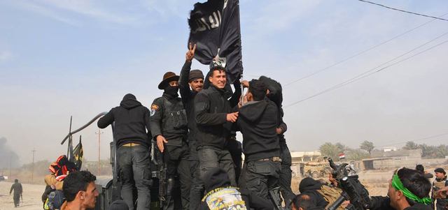 قوات حكومية عراقية تحتفل بعد سيطرتها على محافظة ديالى بكاملها من «داعش» في  يناير الماضي بدعم من قوات التحالف الدولي. أ.ف.ب