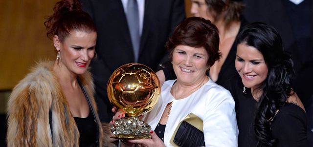 والدة رونالدو وشقيقتاه يحملن الكرة الذهبية التي توّج بها الدون أخيراً.   أ.ف.ب