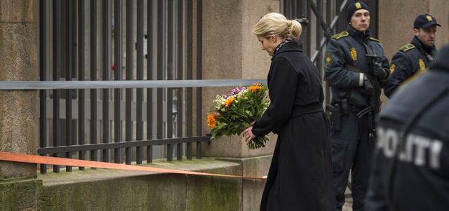 رئيسة الحكومة الدنماركية وضعت الزهور في مكان الاعتداء على الكنيس اليهودي في كوبنهاغن ودانت «عمل العنف هذا».  أ.ف.ب