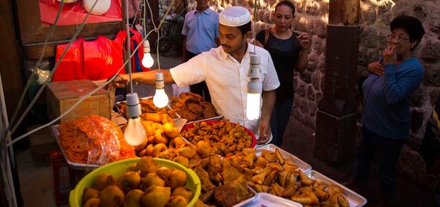 الطابع التقليدي البسيط يطغى على كثير من المطاعم الشعبية.  من المصدر