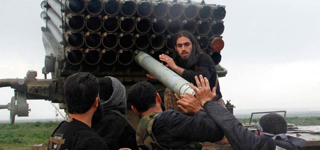 عناصر من «لواء الفرقان» يعدّون صواريخ غراد لإطلاقها على القوات النظامية المتمركزة في قرية سلهب بريف حماة. رويترز