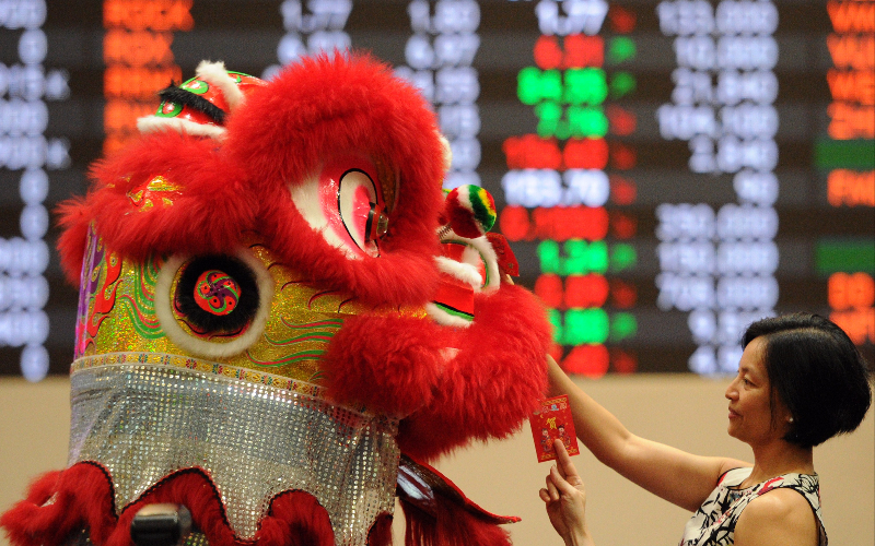 بدء الاحتفالات بعيد رأس السنة الصينية الجديدة، والتي تسمى "عام الخروف"، حسب التقويم الصيني، وهو أهم الأعياد لدى الشعب الصيني، وأكثرها بهجة . وكالات