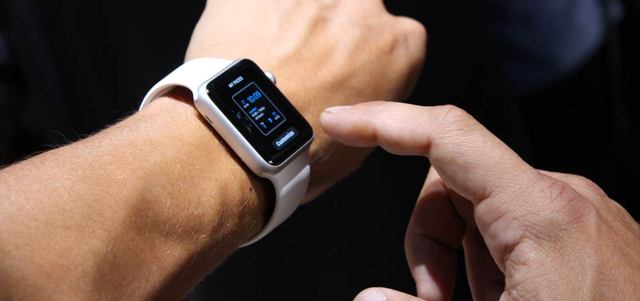 تعتزم «أبل» توفير ساعتها الذكية بأشكال وأسعار مختلفة. أرشيفية