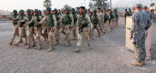 جنود عراقيون في معسكر التاجي يحتفلون بإنهاء دورة تدريبية بمساعدة أميركية. أ.ب