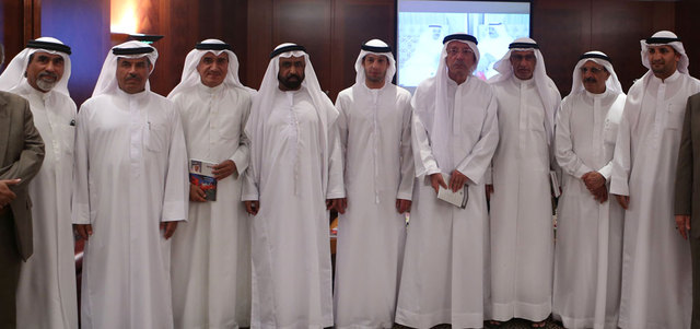 عدد كبير من المهتمين بالشأن الثقافي حرص على حضور حفل توقيع كتاب «عبدالله عمران» لمؤلفه عبدالغفار حسين. تصوير: أسامة أبوغانم