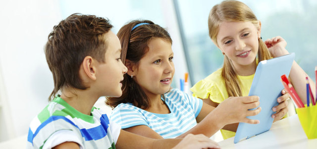 مراقبة الاطفال ليست دائماً الحل الأمثل، إذ تتضمن جوانب قانونية وأخلاقية وتحظرها قوانين العديد من الدول. غيتي