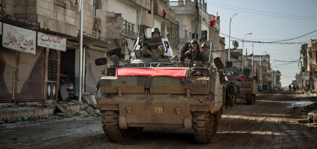 مدرعات ودبابات الجيش التركي خلال التوغل من عين العرب إلى داخل الأراضي السورية لإعادة رفات جد مؤسس السلطنة العثمانية أمس. أ.ب