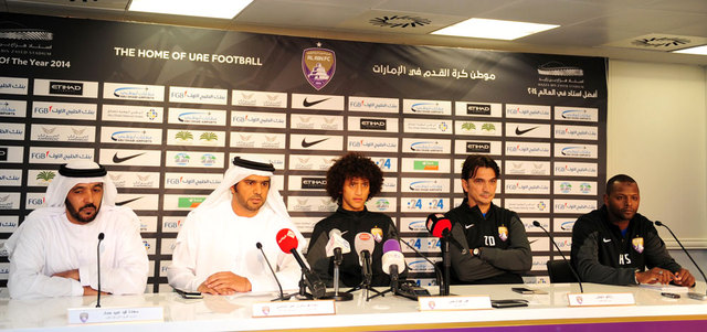عموري يتحدث إلى وسائل الإعلام  عن تجديد عقده لثلاثة مواسم.  الإمارات اليوم