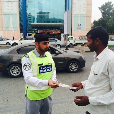 يقوم أفراد الدوريات خلال الحملة بتوزيع نشرات ومطويات باللغات العربية والإنجليزية والأوردو لمستخدمي الطرق - من المصدر