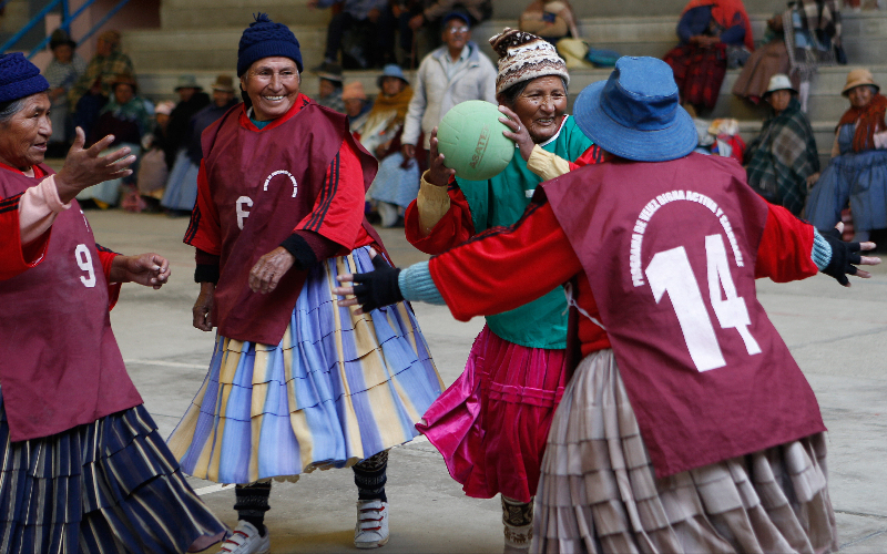 مباراة في كرة اليد تجمع بين فريقين من العجائز في بوليفيا.المصدر-ا.ب