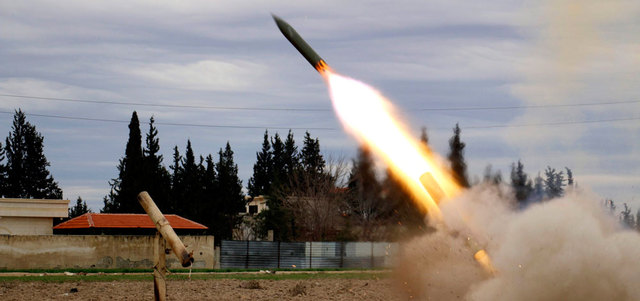 «جيش الإسلام» يطلق صاروخاً من الغوطة الشرقية باتجاه القوات النظامية المتمركزة بجوار مطار دمشق الدولي. رويترز