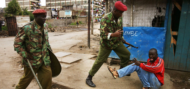 أحد المواطنين الكينيين يتعرض لبطش الشرطة. غيتي