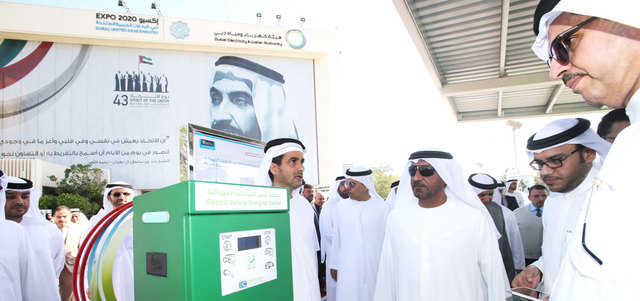 أحمد بن سعيد يفتتح أولى محطات شحن السيارات الكهربائية بحضور سعيد الطاير. الإمارات اليوم