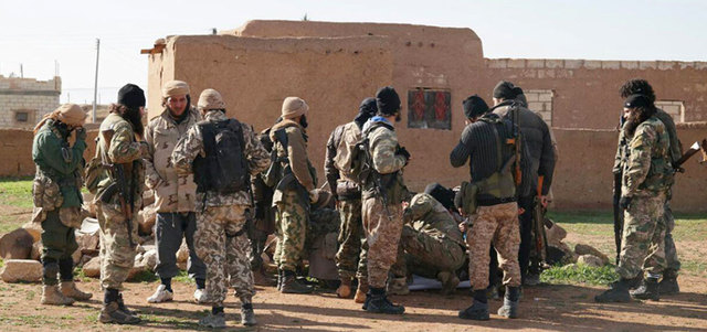 صورة بثها تنظيم «داعش» لعدد من عناصره خلال استراحة بعد مواجهات مع «وحدات حماية الشعب» الكردية في تل تمر بمحافظة الحسكة. أ.ب