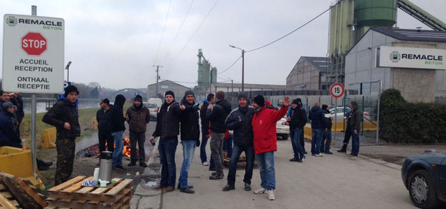 اعتصام أمام الشركة احتجاجاً على تسريح العاملين. أرشيفية