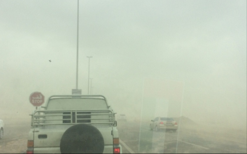 تدني الرؤية الأفقية، نتيجة للغبار المثار بفعل نشاط الرياح في شوارع وطرق الفجيرة ظهر اليوم-تصوير :سمية الحمادي