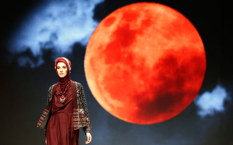 عارضات يقدمن مجموعة من الأزياء لمصممين مختلفين خلال أسبوع الموضة  الذي نظم في العاصمة الإندونيسية جاكرتا .ا.ب.ا