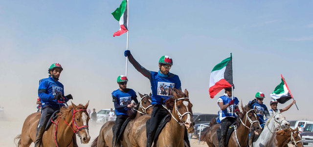 حمدان بن محمد يرفع علم الكويت لدى وصوله إلى خط نهاية السباق. وام