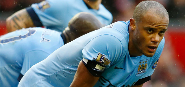 قائد الـ«سيتي» كومباني وعلامات الحسرة بعد الخسارة.  رويترز