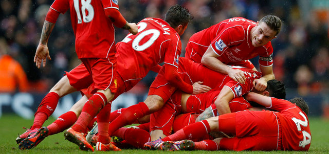 نجوم ليفربول يحتفلون بالفوز الثمين على مانشستر سيتي.   رويترز