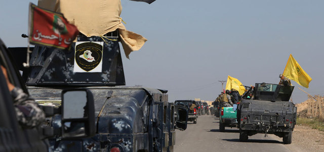 أفراد من قوات الأمن العراقية يتجهون من مدينة سامراء شمال بغداد باتجاه قضاء الدور جنوب تكريت لشن هجوم ضد «داعش».  أ.ف.ب