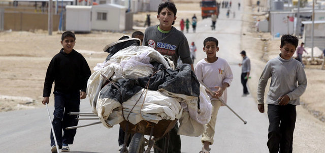 لاجئون سوريون يعيشون ظروفاً صعبة في مخيم الزعتري بالأردن.  أ.ف.ب
