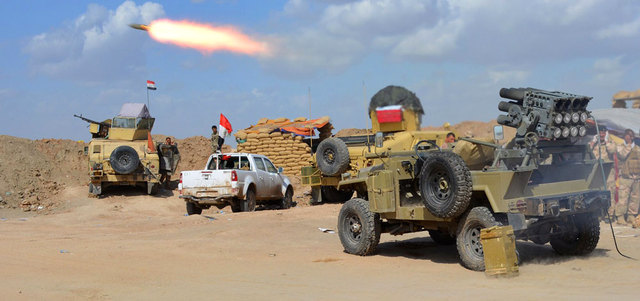 القوات العراقية والميليشيات المتحالفة معها تطلق النار من موقع في ديالى المتاخمة لمحافظة صلاح الدين خلال معركة تحرير تكريت من «داعش». أ.ف.ب