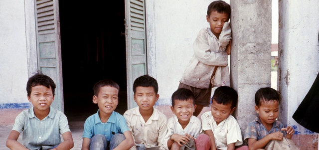 أطفال فيتناميون صوّرهم الممرض الأميركي بوب خلال خدمته في فيتنام. أرشيفية
