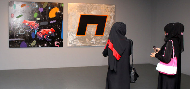 بينالي الشارقة من أهم التظاهرات الثقافية في العالم العربي ومنذ انطلاقته استطاع أن يشكل جسراً ثقافياً بين الفنانين والمؤسسات الفنية. أرشيفية
