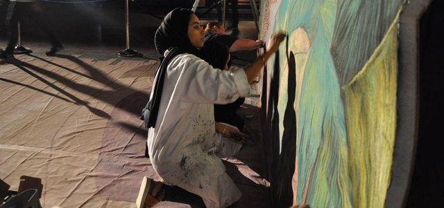 الفنانون المحليون يعملون جنباً إلى جنب مع كبار الفنانين العالميين في مهرجان «دبي كانفس».  من المصدر