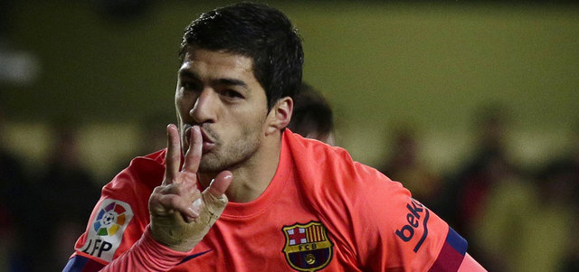 لويس سواريز يواصل التهديف ويحتفل بهدفه في شباك فياريال أول من أمس. أ.ف.ب