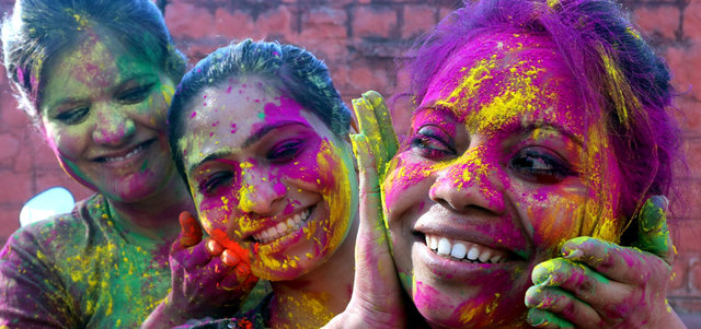 يخرج الناس إلى الشوارع في هذه المناسبة ويرقصون ويرددون الأغاني ويرشون الطلاء الملون على بعضهم بعضاً. أ.ف.ب