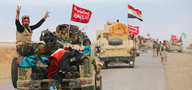 عناصر من الحشد الشعبي الموالين للحكومة العراقية في بلدة حمرين بمحافظة صلاح الدين بعد استعادتها من «داعش». رويترز