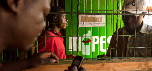 ملايين الأشخاص في إفريقيا يعتمدون على خدمة «إم - بيسا» للدفع التي انطلقت عام 2007. أرشيفية