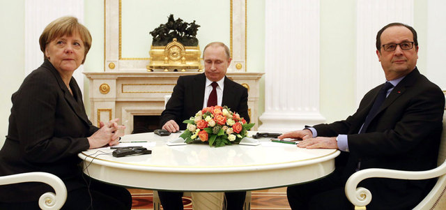 بوتين يتوسط هولاند وميركل أثناء مباحثات وقف إطلاق النار الأخيرة في أوكرانيا. أرشيفية