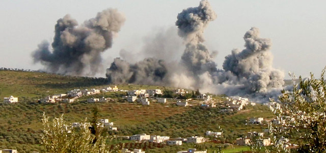 الدخان يتصاعد إثر غارة لقوات التحالف على مواقع لـ«جبهة النصرة» على أطمة بريف إدلب. رويترز